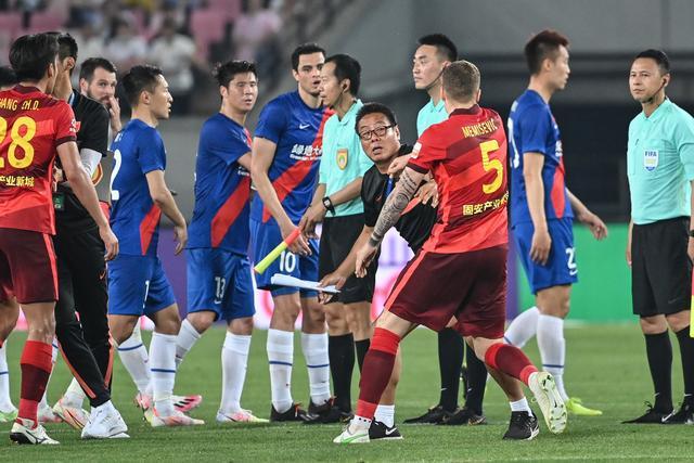 球迷炸了！“中国男篮VS日本男篮”词条登上微博热搜榜第一位